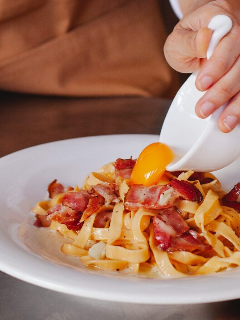 Espaguetis con bacon y pesto de coliflor asada con Thermomix