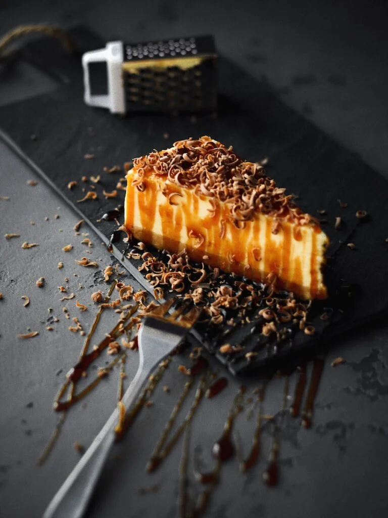 Tarta de queso con salsa de caramelo salado